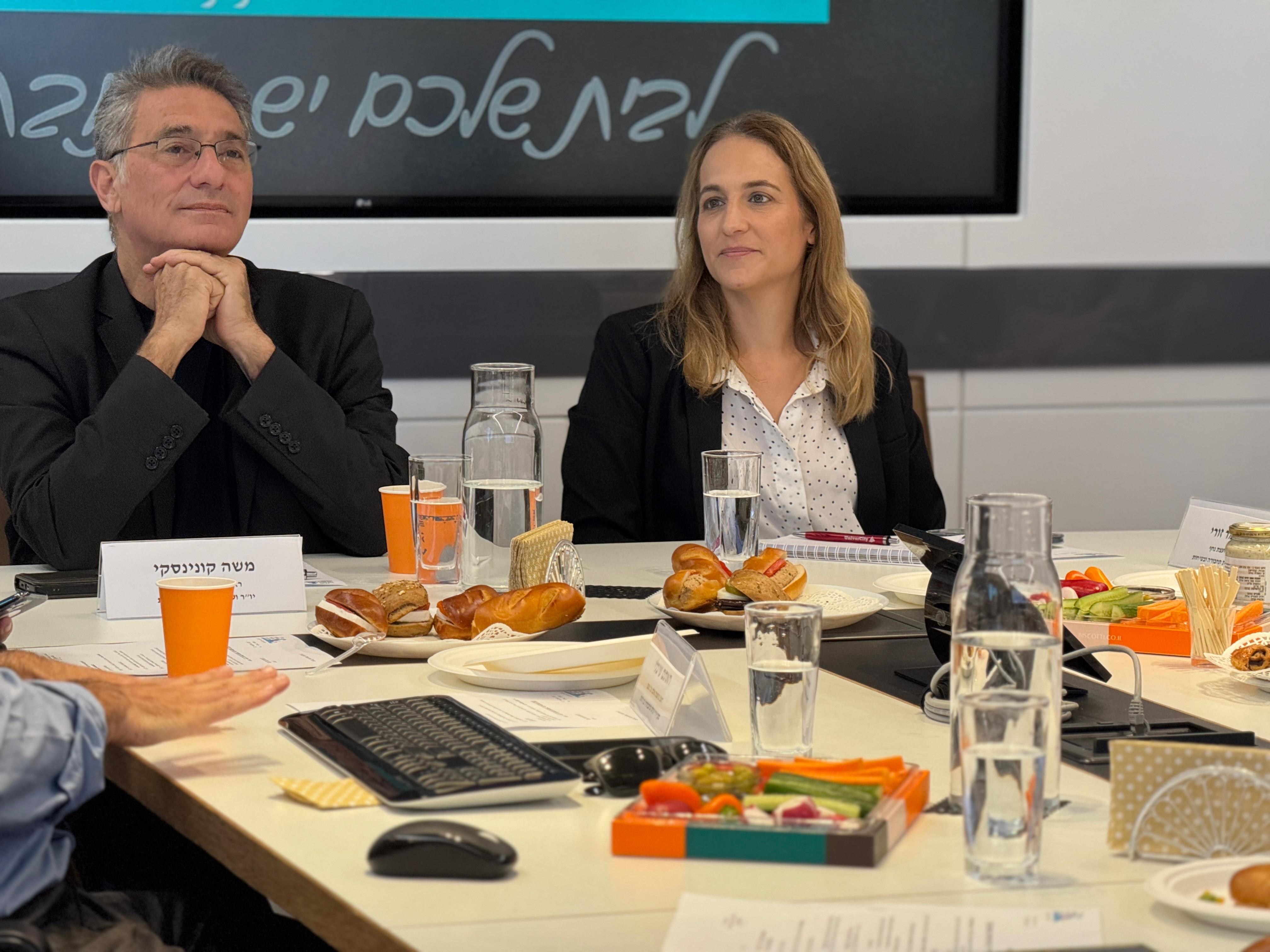 יו"ר הועדה משה קונינסקי ומנהלת הועדה דנה דקו מדנס